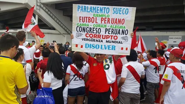 Hinchas de la Selección Peruana piden disolución del congreso