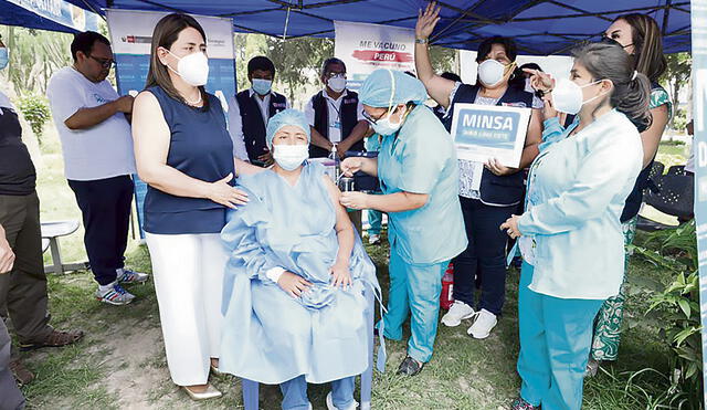 Dosis actualizadas. La ministra de Salud, Rosa Gutiérrez, dio inicio a la aplicación de la vacuna bivalente al personal de salud del hospital Arzobispo Loayza. Foto: difusión
