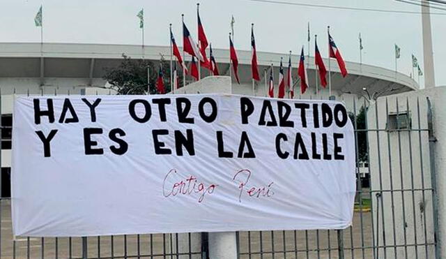 El mensaje que amaneció en el Nacional de Santiago. Foto: Nicolás Soto