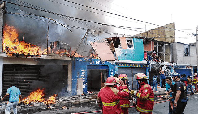 Siniestro. Fuego arrasó con medio centenar de puestos.