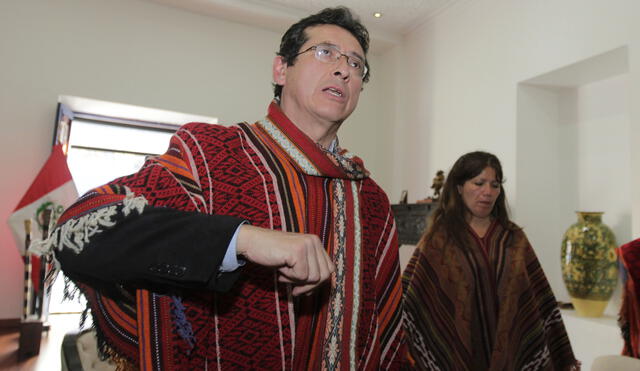 Vendedoras le rompen poncho a alcalde de Cusco por desalojo