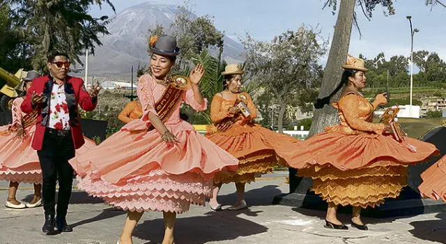 Al pie del misti. Inmigrantes puneños en Arequipa mantienen sus danzas: el grupo Claridad y sus bailarines de morenada.