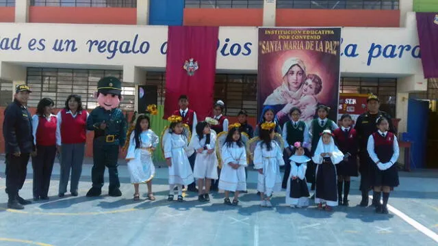 Escolares rinden homenaje a Santa Rosa de Lima