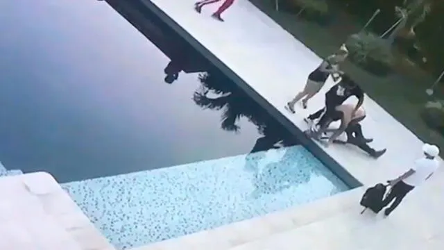Sujetos agreden y lanzan a una piscina a hombre con discapacidad [VIDEO]
