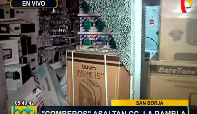 A ‘combazos’, delincuentes asaltan tienda en centro comercial La Rambla [VIDEO]