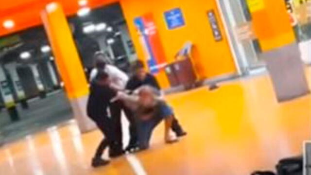 El momento en el que Joao Alberto Silveira es golpeado por policías. Foto: captura de pantalla