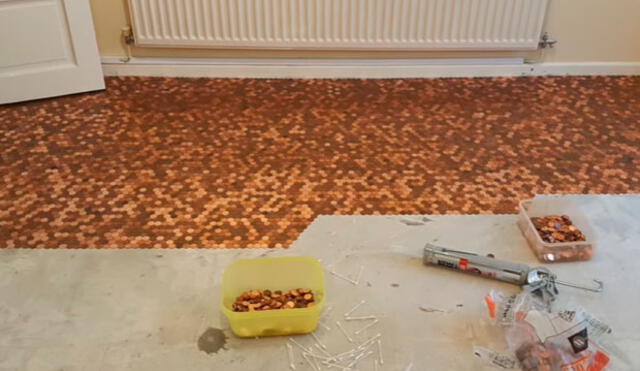 Video en Facebook: británico usa monedas para recubrir el piso de su sala 