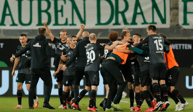 Werder Bremen se salvó del descenso en el último partido de Claudio Pizarro en la Bundesliga. | Foto: EFE