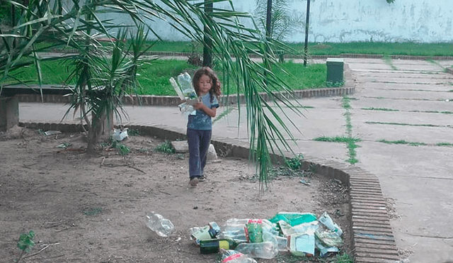Niño recoge la basura de una plaza abandonada para que otros puedan jugar [FOTOS]