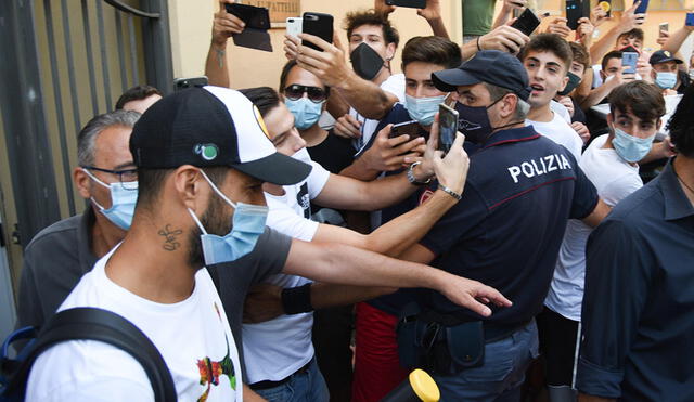 Luis Suárez a su salida de la Universidad de Perugia, donde rindió este miércoles el examen de idioma italiano. Foto: EFE.