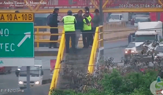 Evitan que hombre en estado etílico se lanzara de puente peatonal [Video]