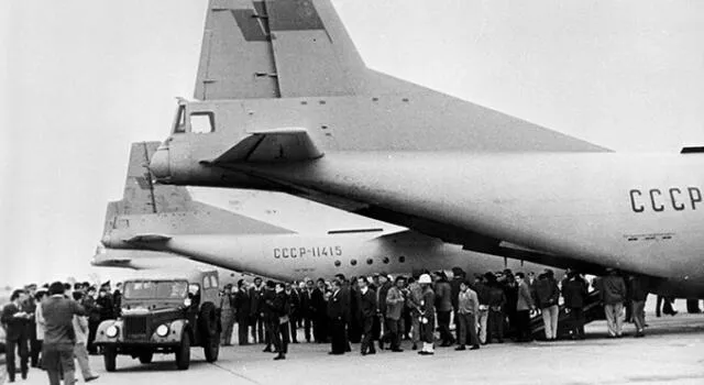 Los aviones soviéticos con suministros humanitarios en el aeropuerto de Lima. Foto: Valeriy Shustov / Sputnik