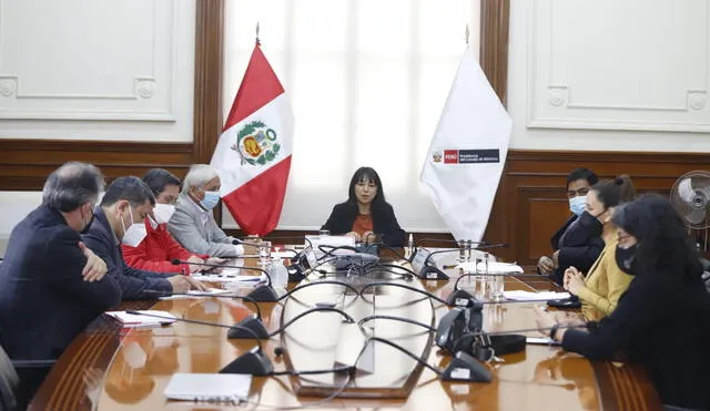 Mirtha Vásquez lidera reunión con empresas mineras