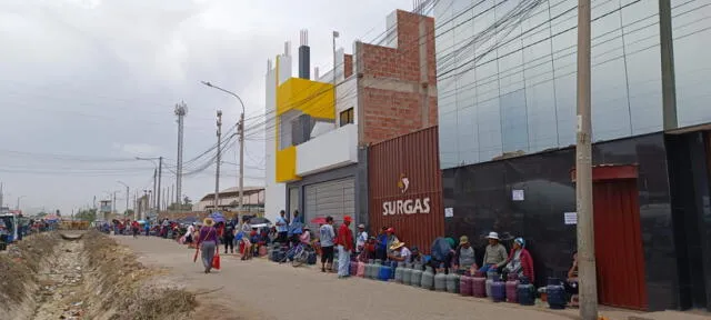 Decenas de personas esperan conseguir gas a pocas horas de Año Nuevo. Foto: Liz Ferrer/URPI