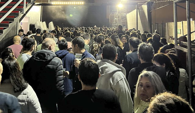 Asistentes al interior del Arena Perú reportaron una gran cantidad de asistencia y poco espacio en el local. Foto: Twitter/ Henry Wertheimer