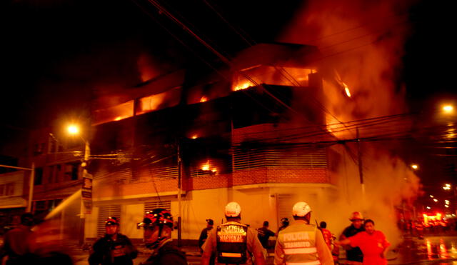 Incendio devasta edificio de cuatro pisos en zona céntrica del Rímac