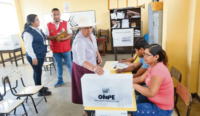 EJERCIENDO SU DERECHO. Esta pobladora de Alto Trujillo acudió temprano para depositar su voto y pronunciarse por el SÍ, el NO, blanco o nulo.