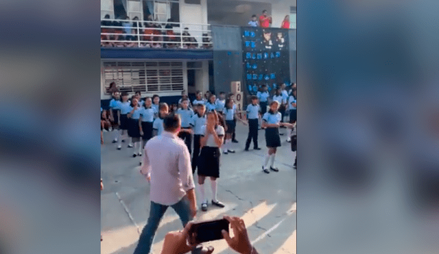 Facebook viral: padre ve que su hija no tiene pareja en actuación y baila con ella [VIDEO]
