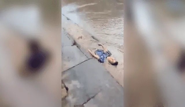 Video es viral en Facebook. Las lluvias son tan fuertes en Chanchamayo que un pequeño fue grabado jugando con el agua que formó una especie de tobogán en las calles. Foto: Captura.