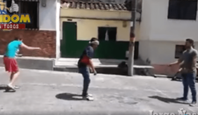 YouTube viral: sus amigos lo desafían a saltar la soga con los ojos vendados y le hacen cruel broma [VIDEO]