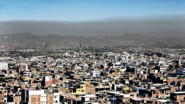 Una vista desde miraflores. Así luce el cielo de Arequipa, una capa negruzca y azulina. Son los humos de los carros.