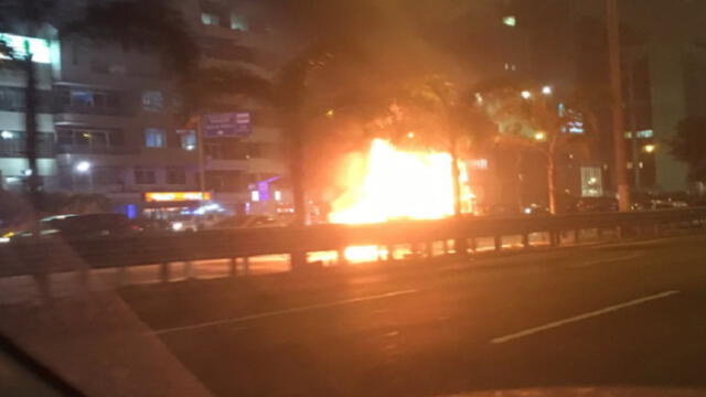 Javier Prado: camioneta se incendia en plena avenida [VIDEO]