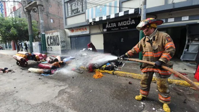 La Victoria: incendio en galería de telas Huancatex fue controlado por los Bomberos [VIDEO]