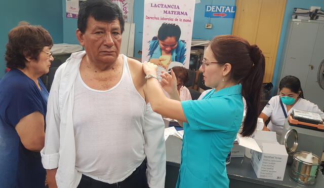 Adultos mayores de 60 años reciben vacuna contra el neumococo en Trujillo.