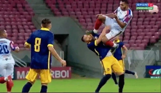 ¿Fútbol o MMA? En Brasil un jugador lanzó una patada criminal y no recibe tarjeta roja. Captura SporTV