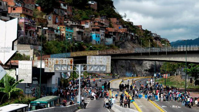 Venezolanos participan en una protesta contra la escasez de alimentos en Caracas el 28 de diciembre de 2017. Foto: AFP