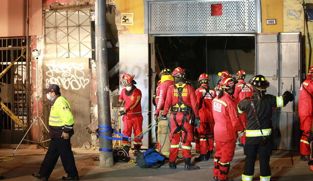 Bomberos intentan rescatar a albañil atrapado en derrumbe desde el día sábado / Fotos: John Reyes