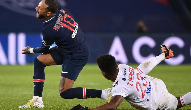 Neymar recibió una fuerte entrada de su compatriota Thiago Mendes al final del partido durante la derrota del PSG contra el Lyon (1-0). Foto: AFP