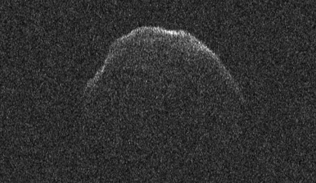 Asteroide 1998 OR2 por el radiotelescopio de Arecibo mientras gira en su paso cercano a la Tierra. Crédito: NASA.