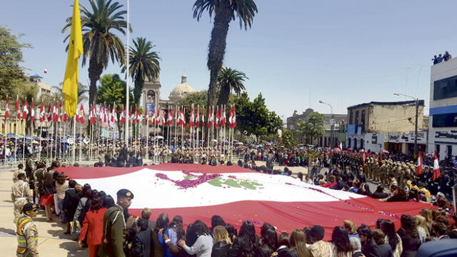 Tacna es del Perú y su gente celebra con el tradicional paseo de la bandera