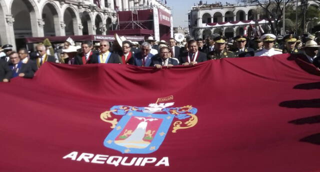 Mes festivo de Arequipa arranca con paseo de la bandera y desfile en la Plaza de Armas