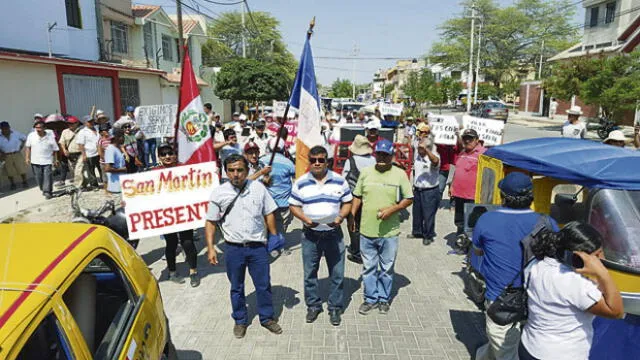 Familias de tres distritos protestan por restricciones de agua y alza de tarifas