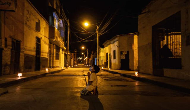 Captan a niño rezando en las calles para acabar con el coronavirus en La Libertad