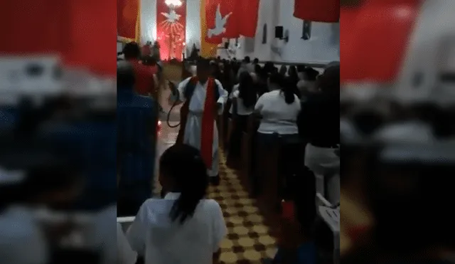 Facebook viral: sacerdote causa furor con insólita técnica para echar agua bendita