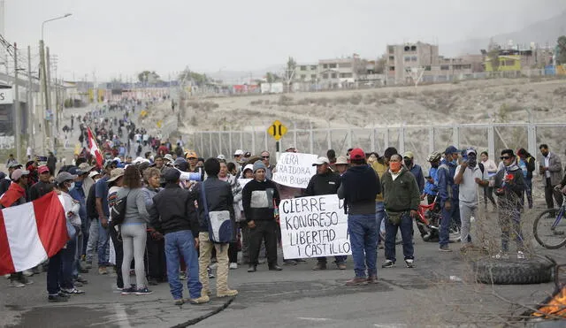 PROTESTAS Y BLOQUEOS EN LA CIUDAD DE AREQUIPA POR EL CIERRE DEL CONGRESO 

