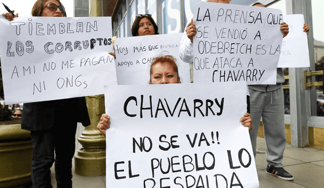 Portátil de Pedro Chávarry se presenta con pancartas y lo defiende en la Fiscalía [VIDEO]