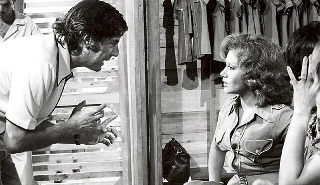 Acción. Mario Vargas Llosa como director de cine instruye a Camucha Negrete (“la brasileña”) en la primera versión de Pantaleón y las visitadoras, 1975.