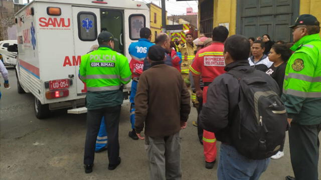 Compañía de bomberos acudieron al lugar para atender a la víctimas, quienes luego fueron llevadas a una clínica. (Foto: Christian Moreno / La República)