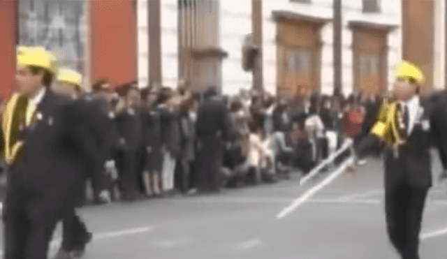 Un chico que participaba en un desfile tuvo un peculiar percance que generó que miles rían a carcajadas.