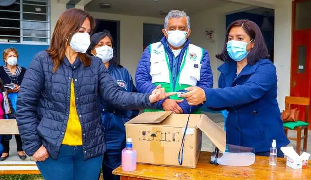 En la primera etapa se ha distribuido 699 pulsioxímetros a los establecimientos de salud de la provincia. Foto Prensa GORE.