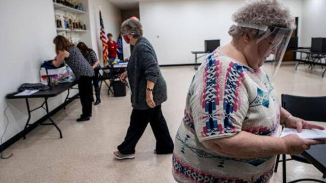 Una trabajadora de 71 años se prepara para que comience la votación anticipada en Parkersburg, Virginia Occidental, Estados Unidos. Foto: AFP