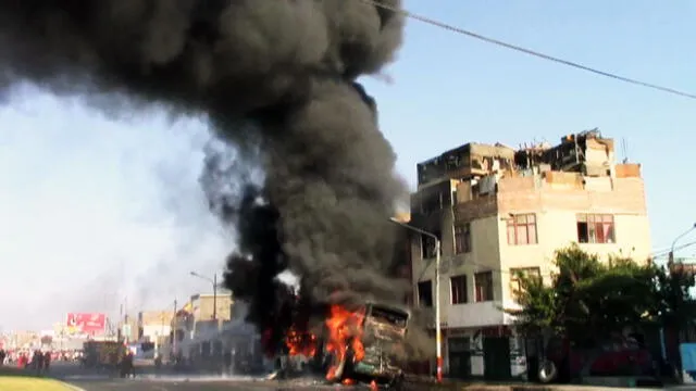 Chimbote: Bus se prendió en llamas y fuego alcanzó un inmueble
