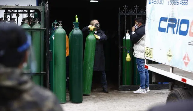 Se registran largas colas y aglomeración en la recarga de oxigeno en el Callao / Credito: Marco Cotrina