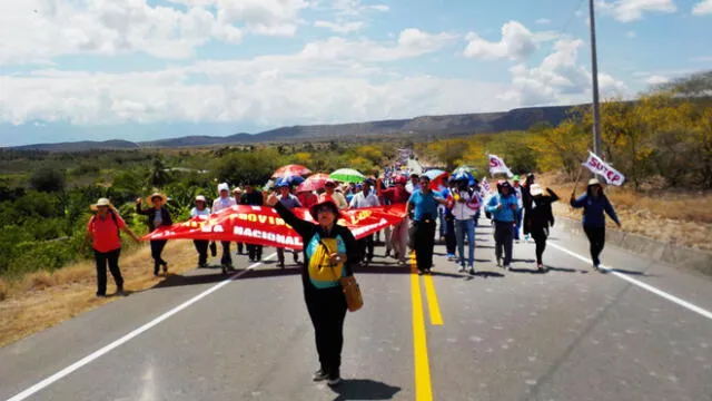 Amazonas: Maestros de Bagua Y Utcuamba bloquearon la carretera Fernando Belaunde Terry