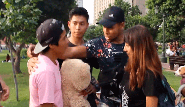 YouTube viral: chico rompe en llanto al ser rechazado por chica a quien se declaró en 'Centro Cívico' [VIDEO]