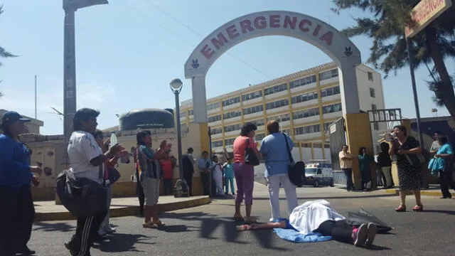 Tacna: Trabajadores bloquean ingreso a hospital [VIDEO]